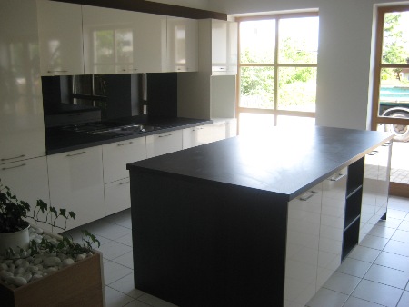 Magnolie glänzend, Glas-Nischenrückwand, Edelstahlspüle