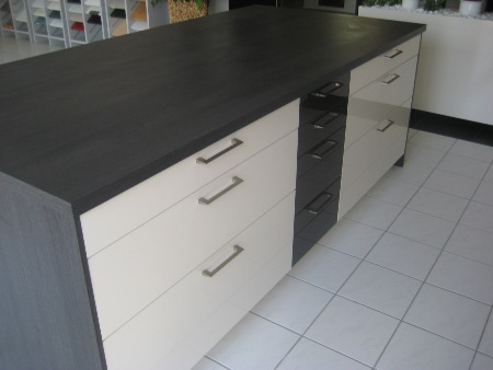 große Arbeits / Kochinsel, viel Stauraum