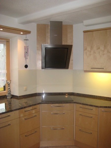 Wunderschöne Birkenfront, Granitarbeitsplatten, Kopffrei-Esse, Keramik-Einbauspüle flächenbündig